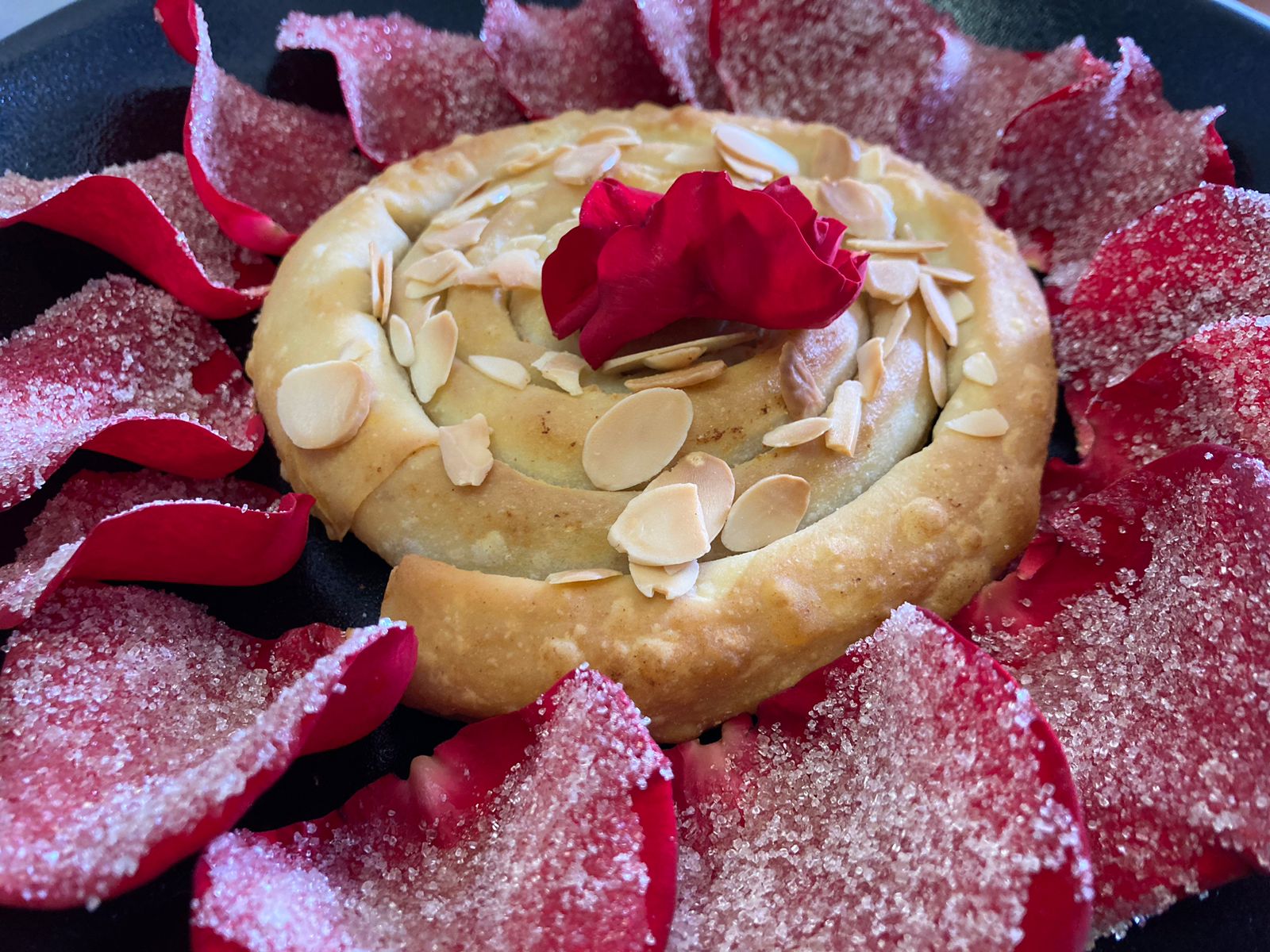 Serpiente con almendras