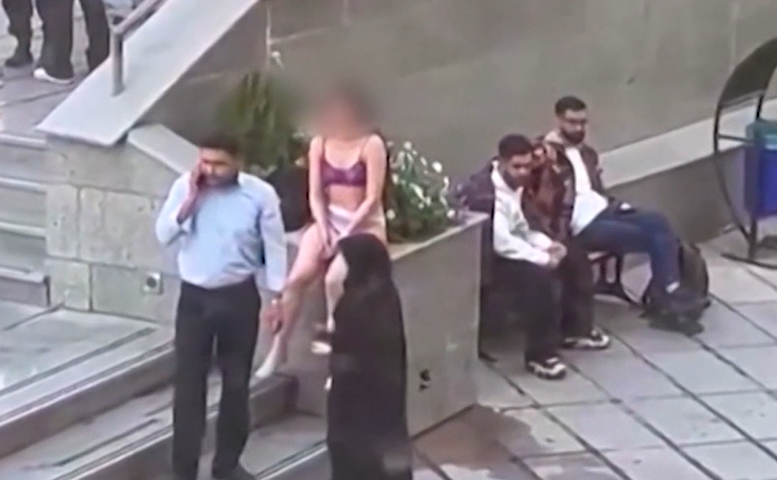Arrestan a estudiante que protestaba por código de vestimenta en Irán