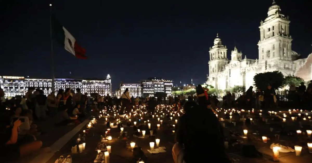 Realizan vigilia como protesta por desaparecidos en frente de Palacio Nacional