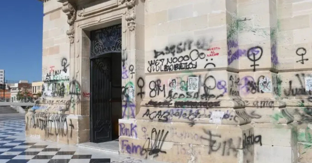 No, ellas no se desquitan con la pared, es iconoclasia