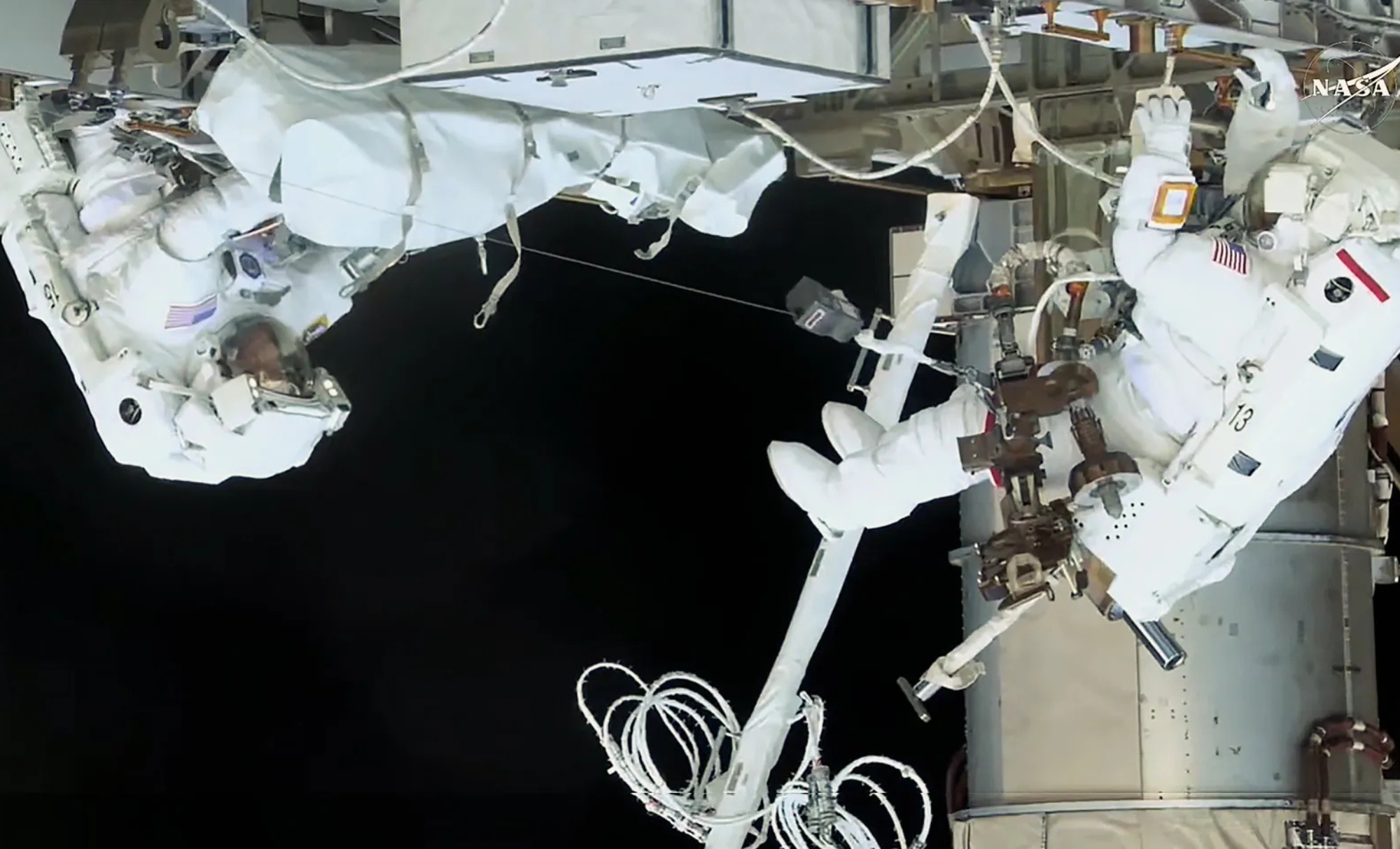 Dos astronautas lideran caminata espacial para modernizar la Estación Espacial Internacional