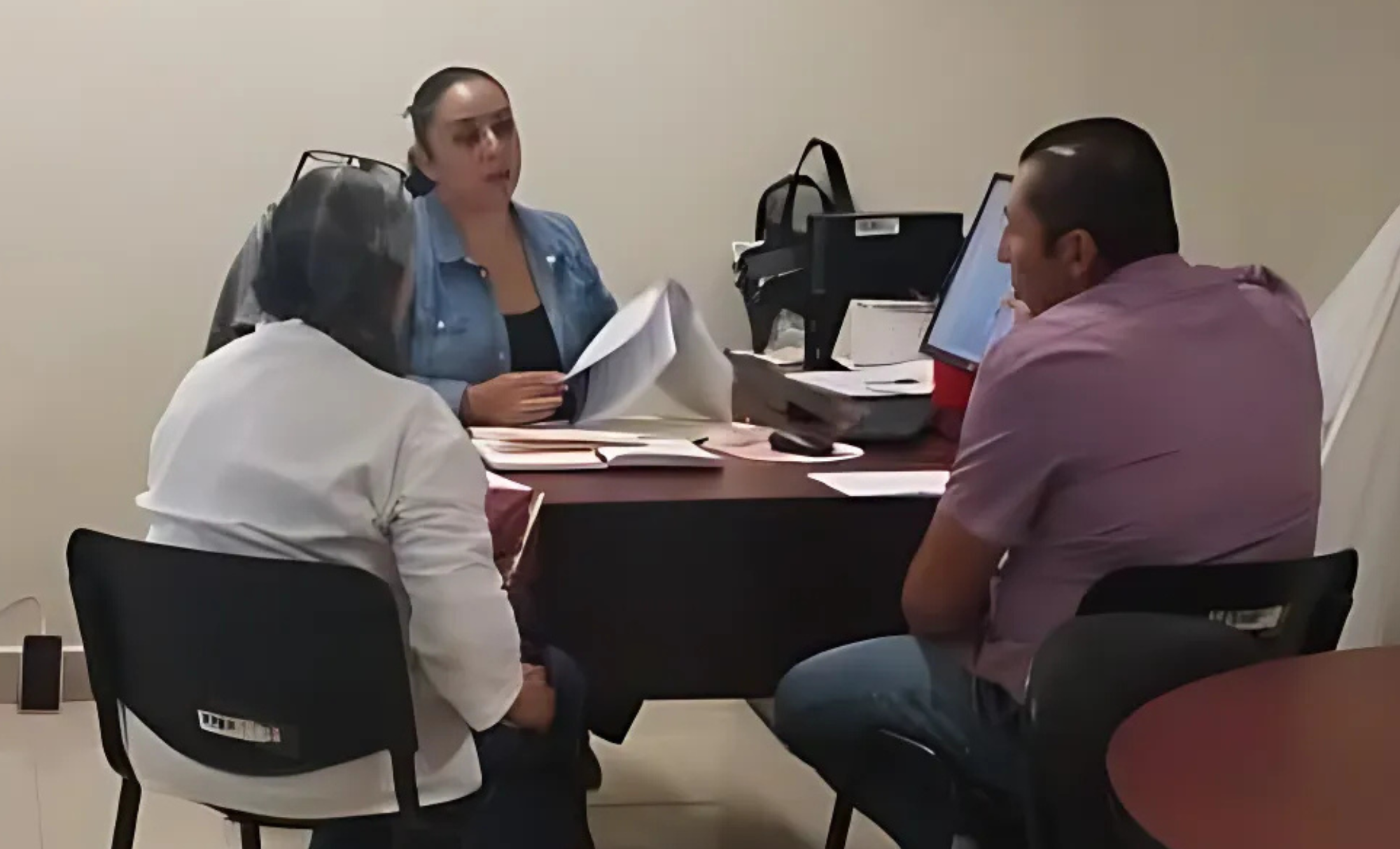 Retiran tres álamos de 15 metros frente a escuela en Tulancingo por riesgo a infraestructura