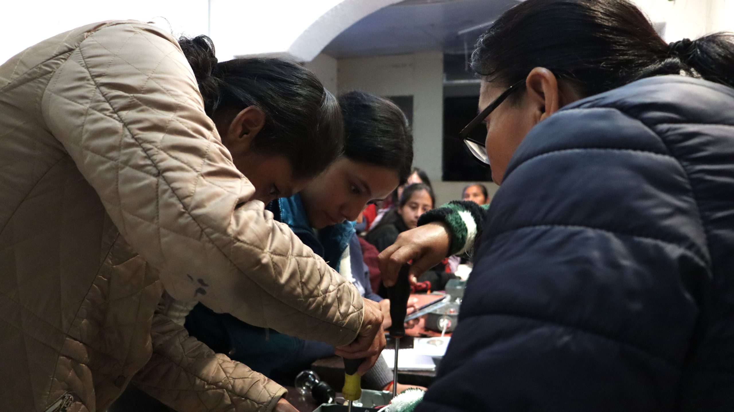Mujeres aprenden electricidad en Pachuca