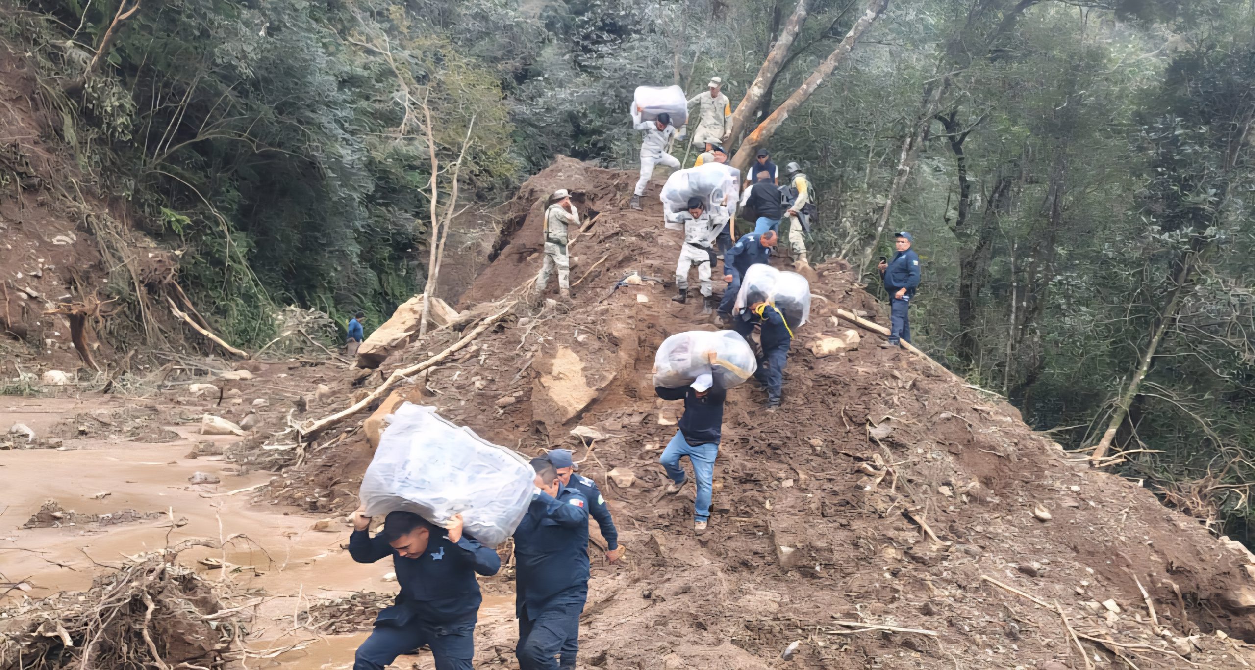Más de mil elementos siguen en operativo ante comunidades incomunicadas por inundaciones en Hidalgo
