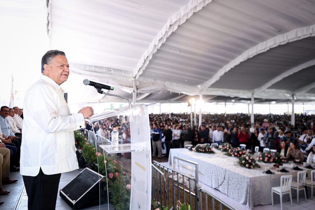 El magisterio es reconocido por Julio Menchaca