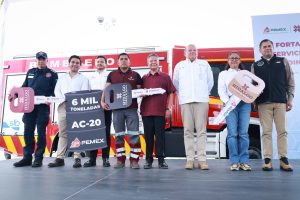 Al reconocer la labor emprendida por Pemex en favor de la soberanía energética del país, el gobernador de Hidalgo, Julio Menchaca Salazar, recibió la donación de unidades y asfalto, que representan una inversión superior a los 84 millones de pesos.
Señaló que con lo anterior el gobierno de Hidalgo y Petróleos Mexicanos (Pemex) fortalecen su alianza para ampliar la capacidad del estado en infraestructura carretera, protección civil, atención médica móvil, así como la limpieza de la presa Endhó.
Señaló que la entrega de una unidad médica móvil, que estará en operación por seis meses, una pavimentadora y un camión de bomberos, que representan más de 34 millones de pesos (mdp); además de 6 mil toneladas de asfalto con un valor de 50 mdp.
Desde el Centro de Control, Comando, Comunicaciones, Cómputo, Coordinación e Inteligencia (C5i), el gobernador dijo: “Hacemos el compromiso de que correspondemos a estas inversiones […]. Ahí se ve la coincidencia, la unión y el respaldo del gobierno federal, del gobierno estatal y también de los gobiernos municipales, porque hay comunicación y ese compromiso de salir adelante, de enfrentar el reto que nos corresponde y de atender la transformación profunda que requiere este país”.
