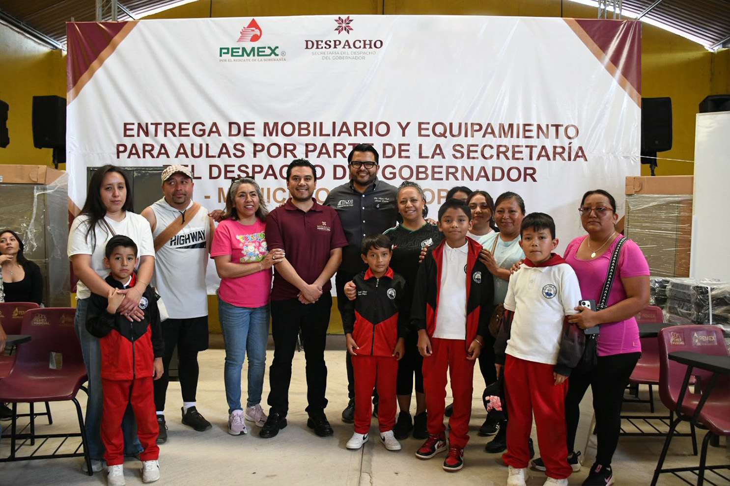 Entregan mobiliario escolar a 10 primarias de Actopan