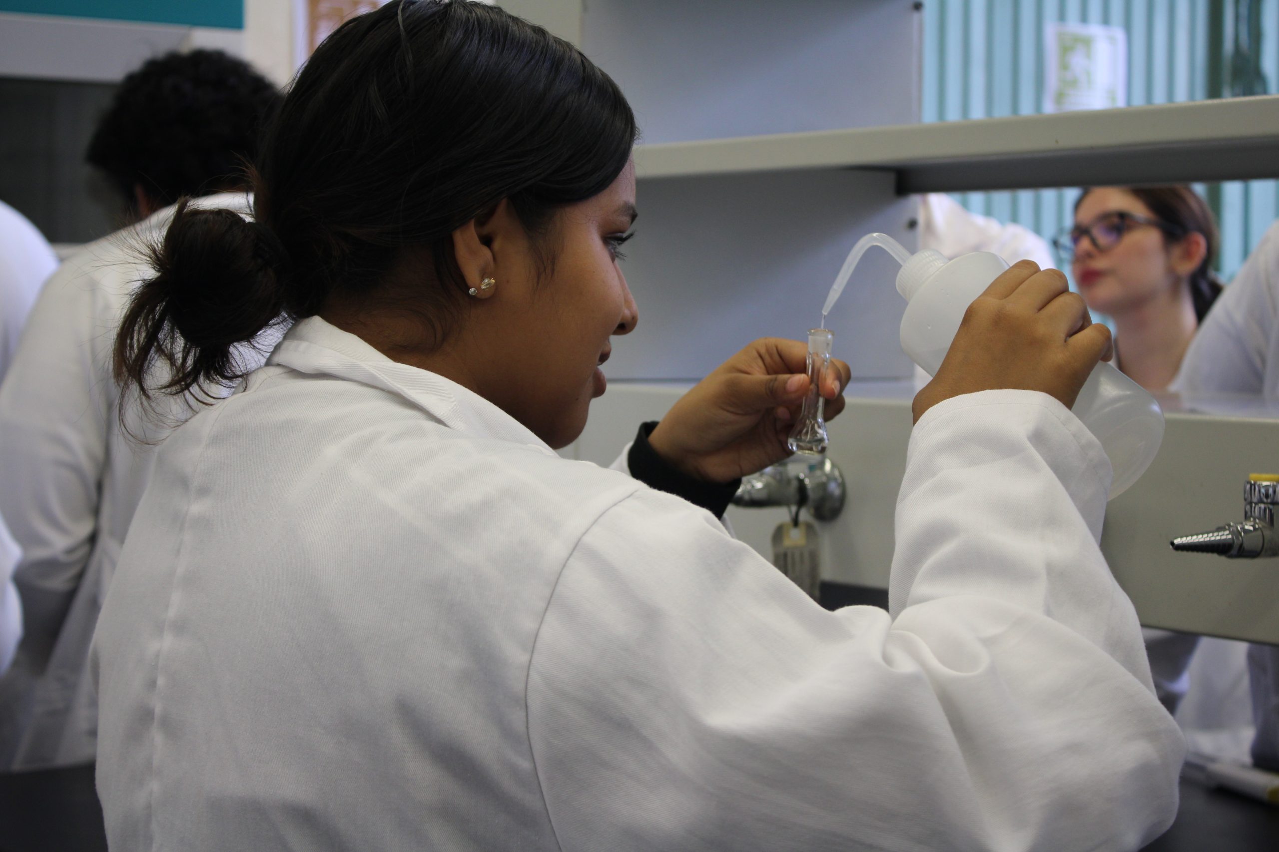 UTEC fortalece formación científica con encuentro de nanotecnología