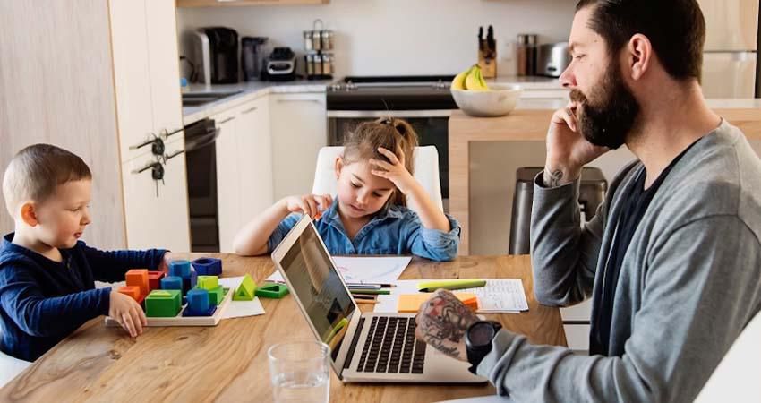 Trabajar y ser papá: 61% de los padres en México no recibe apoyo para atender a sus hijos