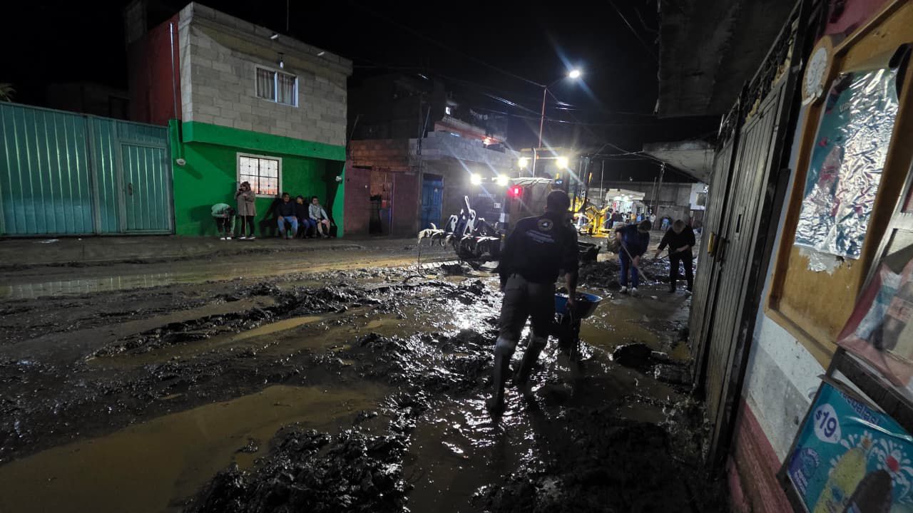 Río se desborda en Chalchicomula de Sesma; 30 familias resultan afectadas