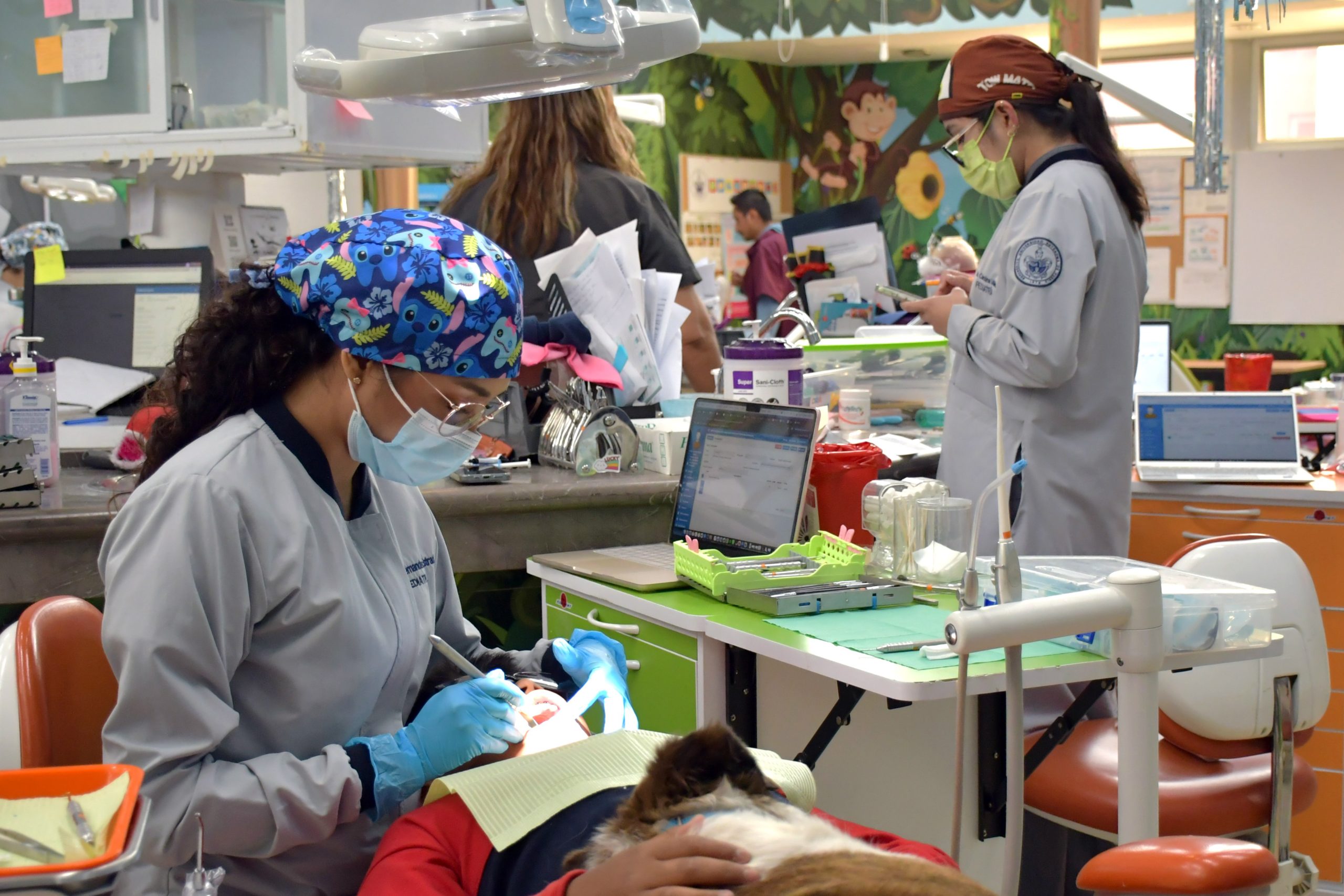 Odontología infantil con apoyo canino: así atiende la BUAP a pacientes menores de edad
