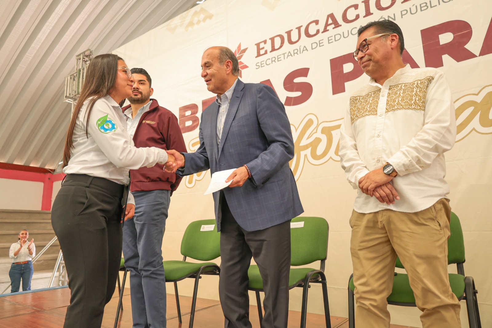 Entregan más de mil becas a universitarios de la UPFIM