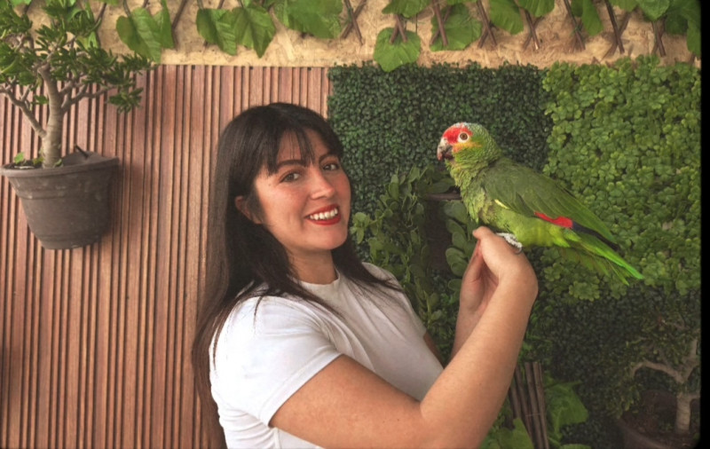 Katia Janeth Rosales Sánchez ayudará a rehabilitar loros rescatados del tráfico ilegal