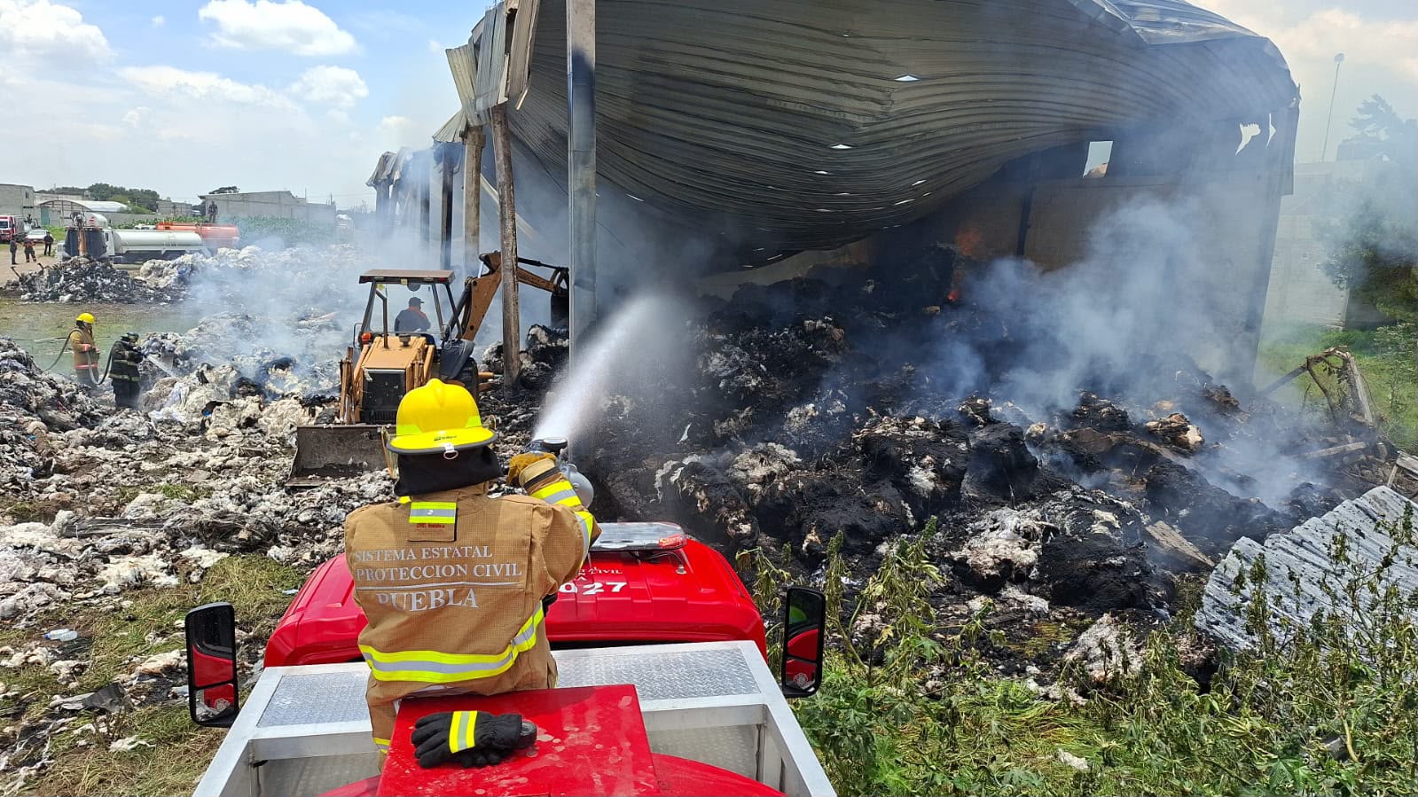 Puebla: tras 18 horas de combate, sofocan incendio en bodega de reciclaje