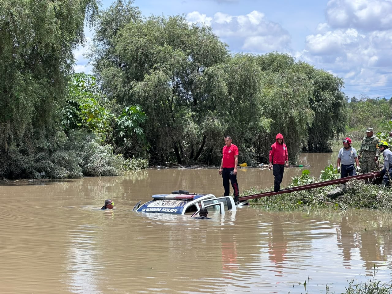 Localizan tres cuerpos durante la búsqueda de un policía arrastrado por el Río Atoyac en Ocoyucan, Puebla