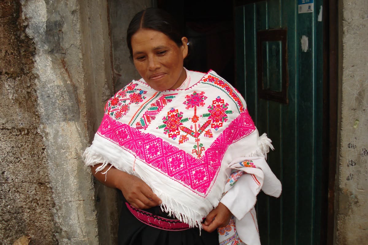 Quechquémitl de Acaxochitlán preserva una herencia ancestral