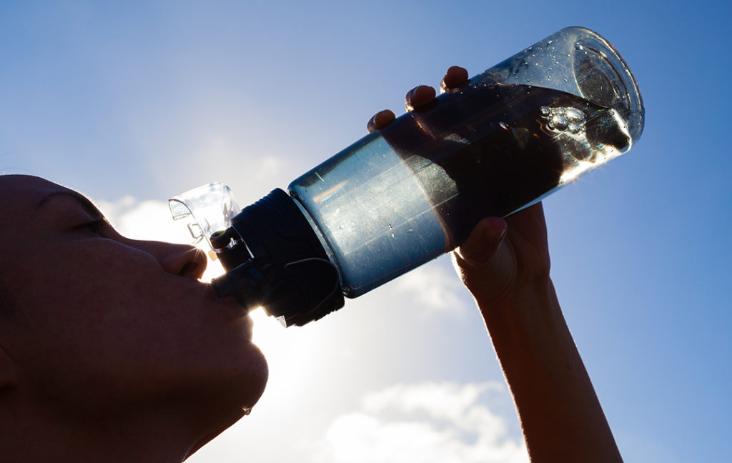 ¿Te cuesta beber agua? Considera los beneficios