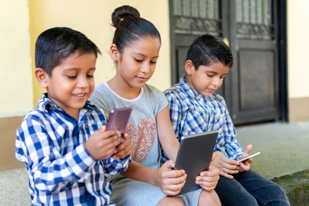 ¿Celulares fuera del salón? México cuestiona el sobre el uso de dispositivos en las escuelas