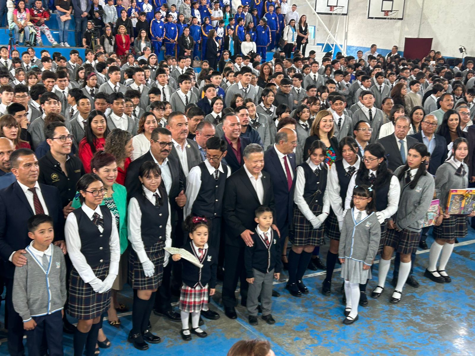 Regresan a clases 500 mil estudiantes en Hidalgo; anuncian 120 mdp para educación