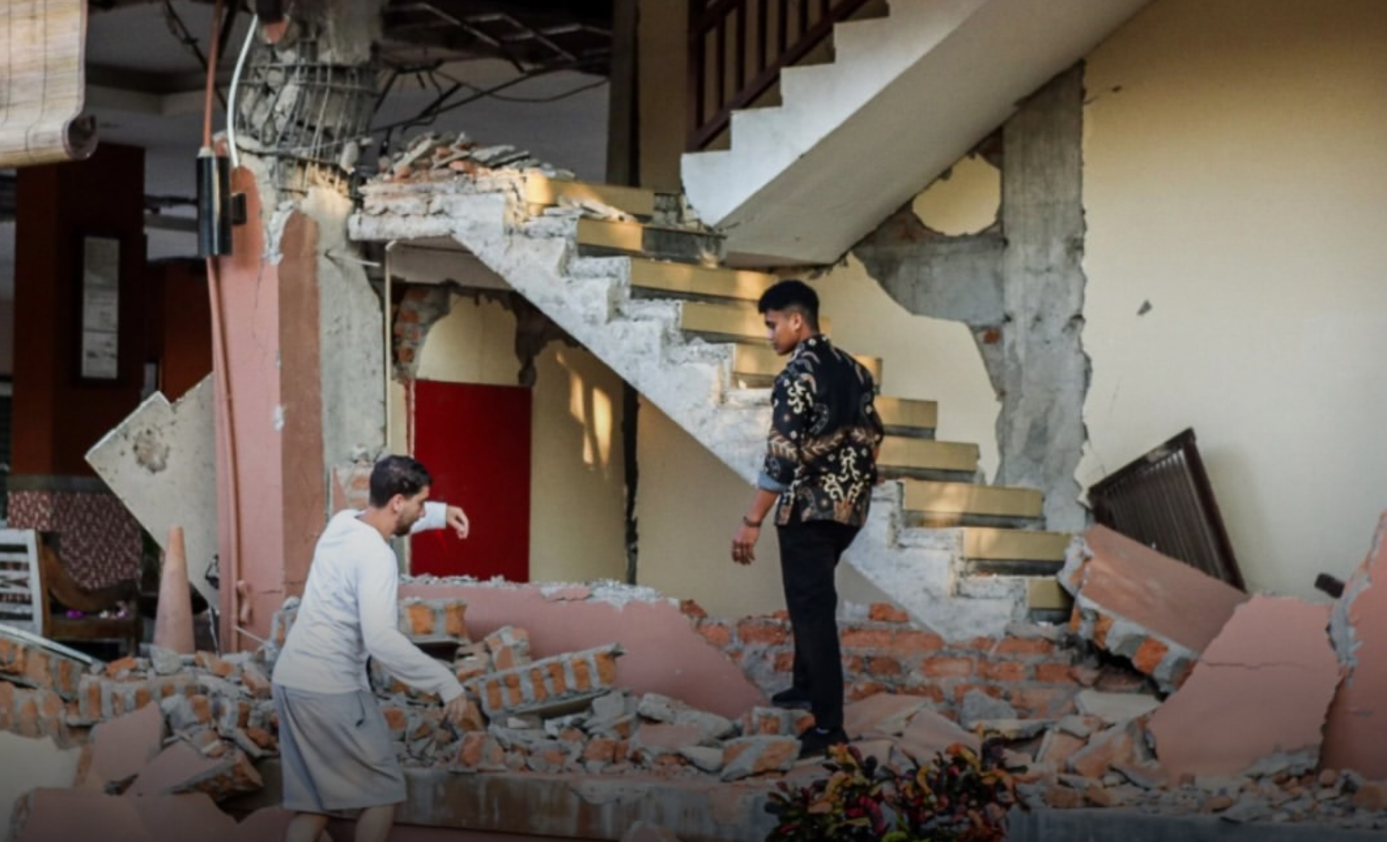 Terremoto de 7.7 sacude Indonesia y activa alerta de tsunami