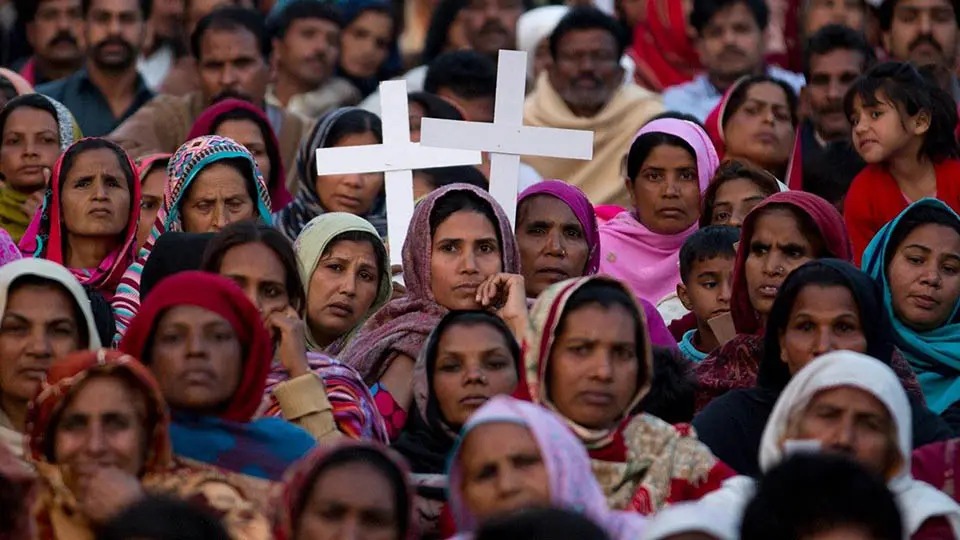 Mujeres y religión: de la poligamia a la prohibición de ocupar el sacerdocio