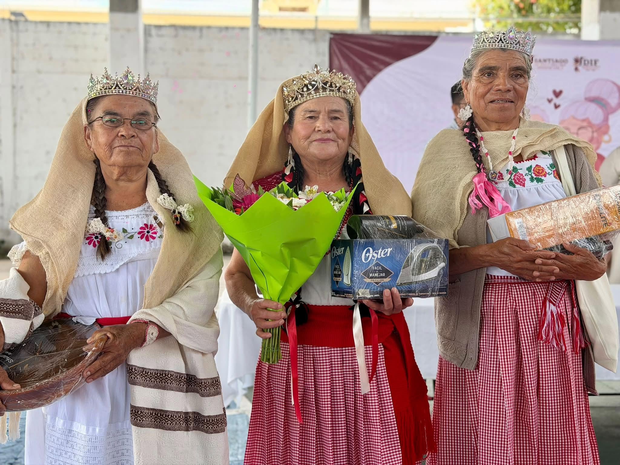 Coronan a reina por el Día del Adulto Mayor en Santiago de Anaya
