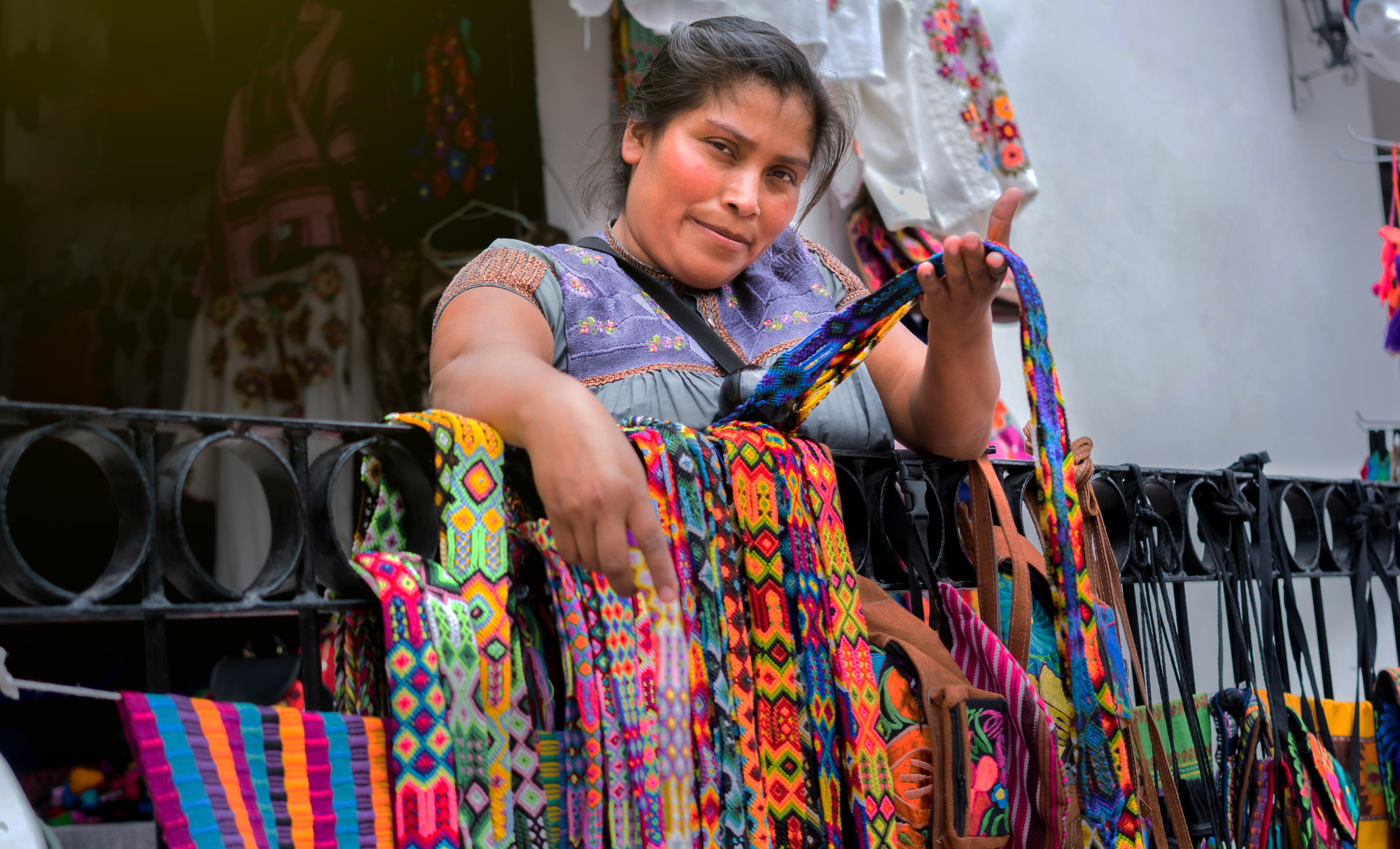Mujeres artesanas ganan la mitad que los hombres