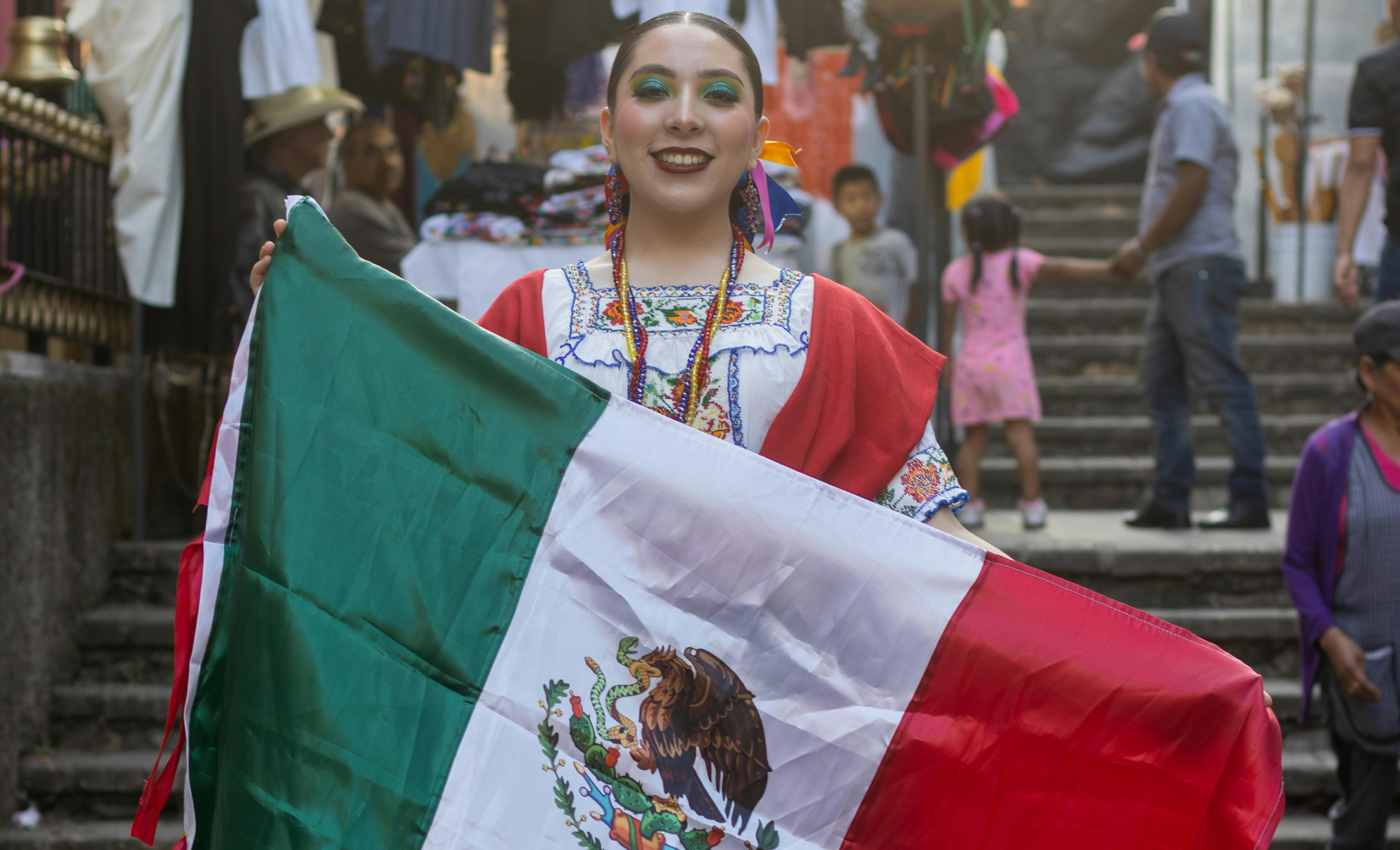 Esto NO deberías hacer con la bandera mexicana durante las fiestas patrias