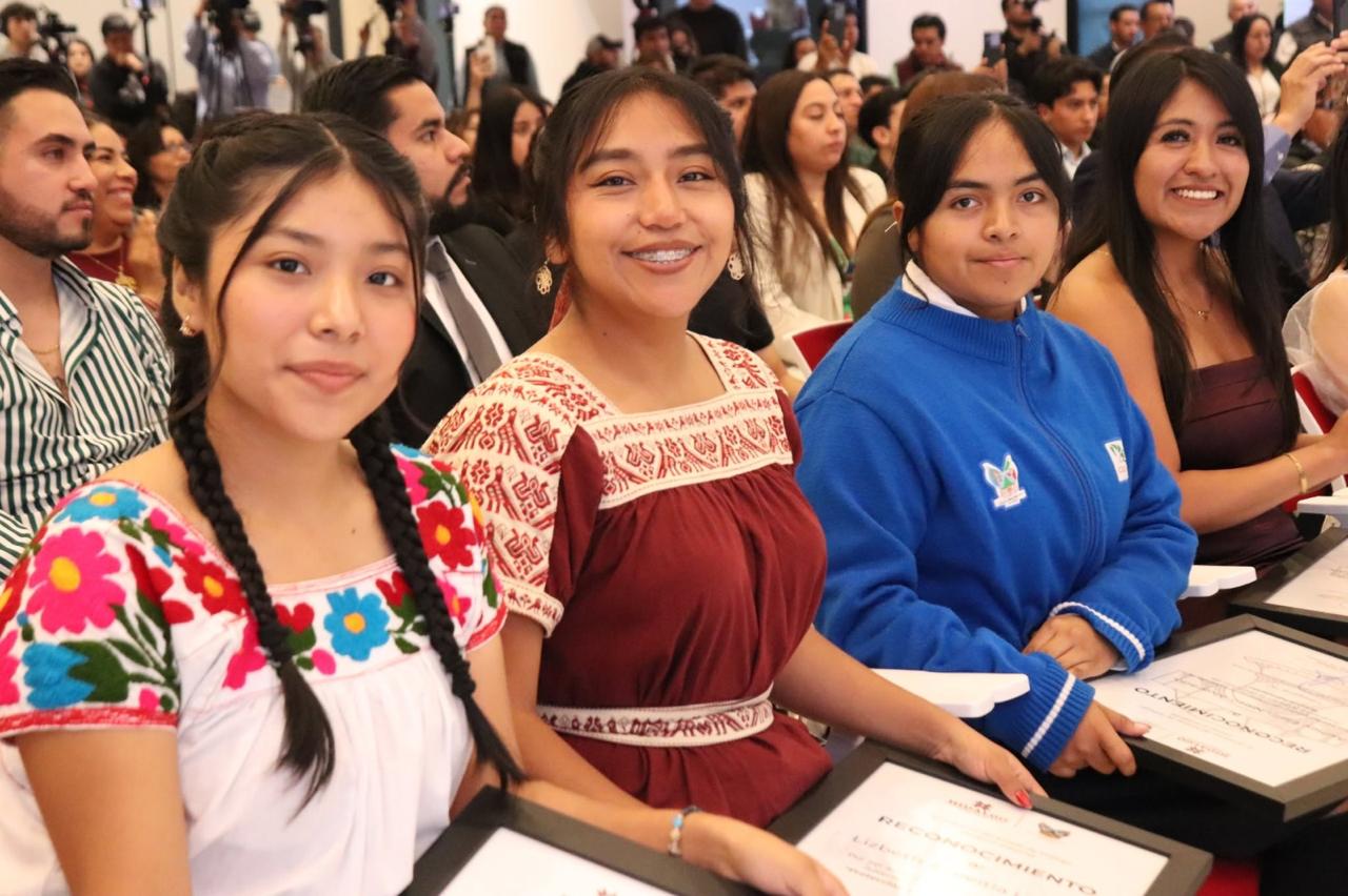 18 jóvenes de Hidalgo reciben el Premio Estatal de la Juventud 2026