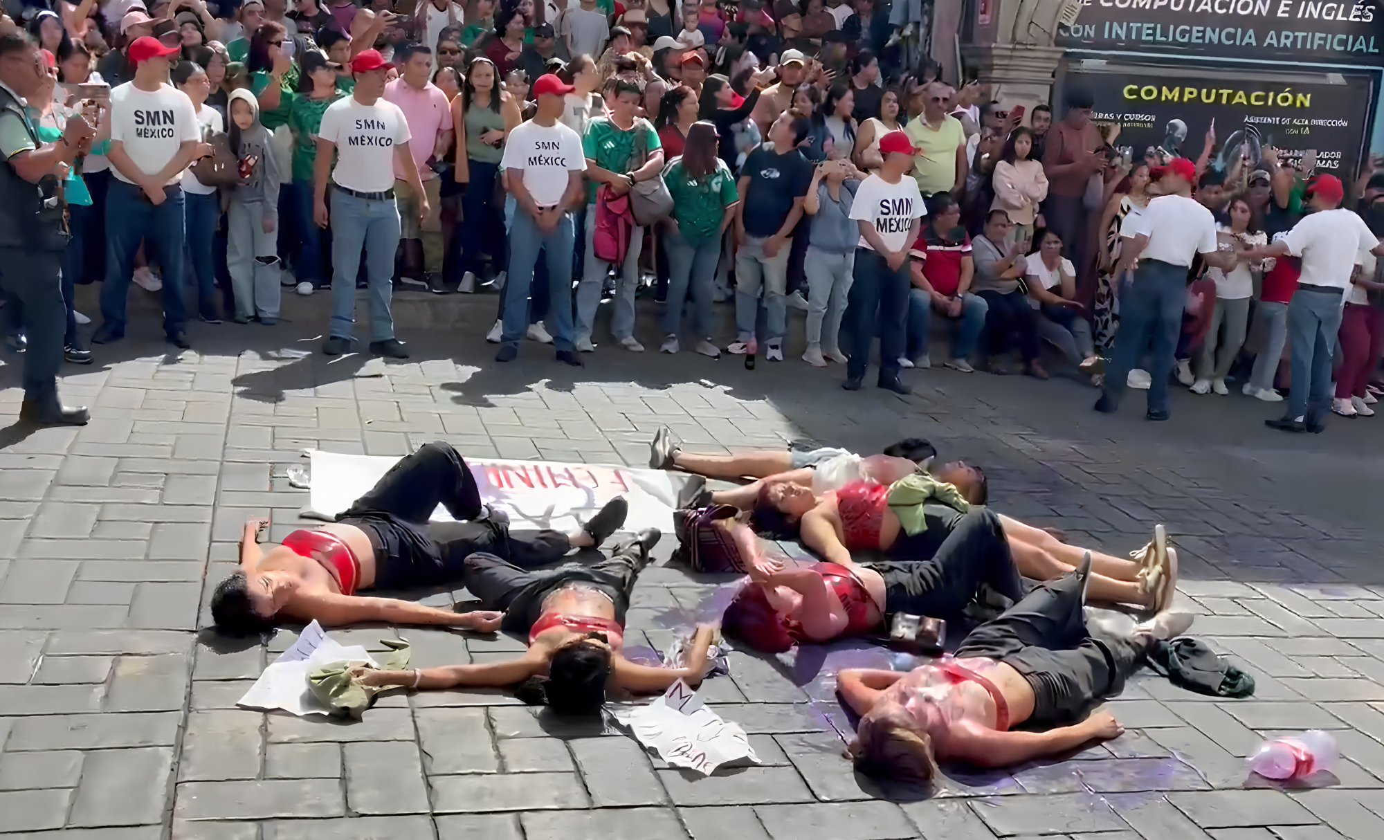 Protesta irrumpe en desfile de Morelos para exigir justicia por feminicidios