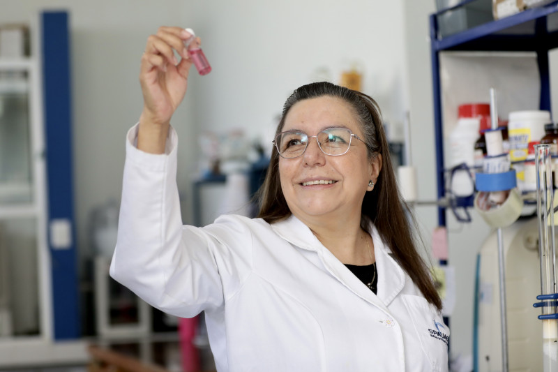 Premian a Ana María Herrera González por transformar desechos en biotecnología y materiales médicos