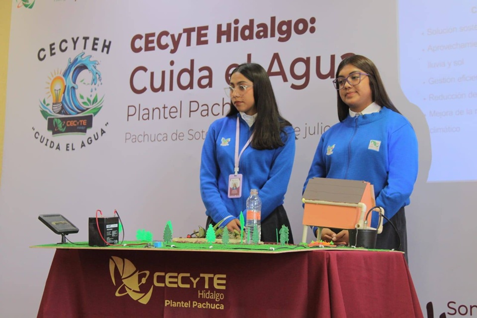 Alumnas del CECyTEH aprovechan agua de lluvia en Omitlán para solucionar problemas reales