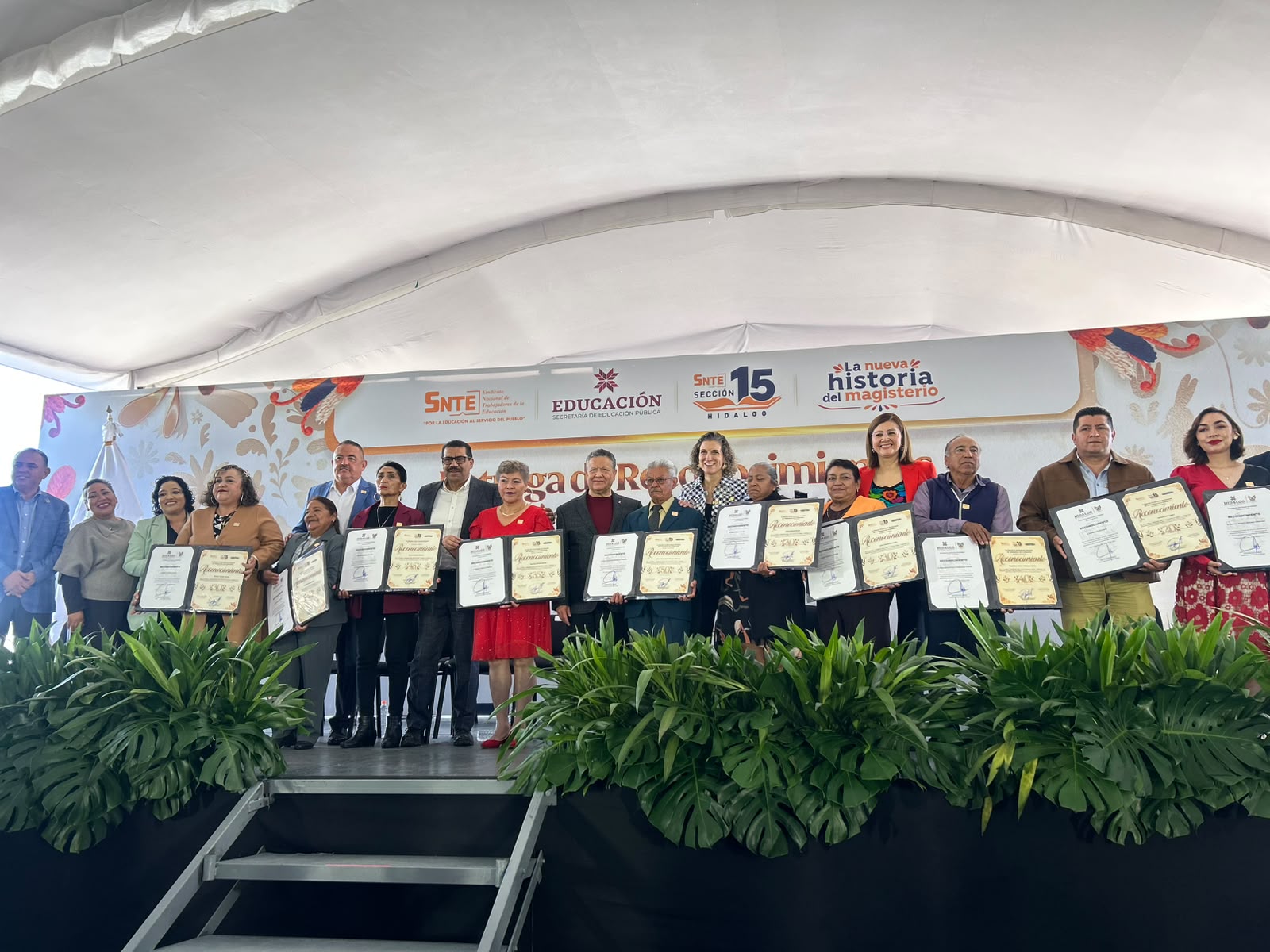Reconocen trayectoria de más de dos mil trabajadores de la educación en Hidalgo