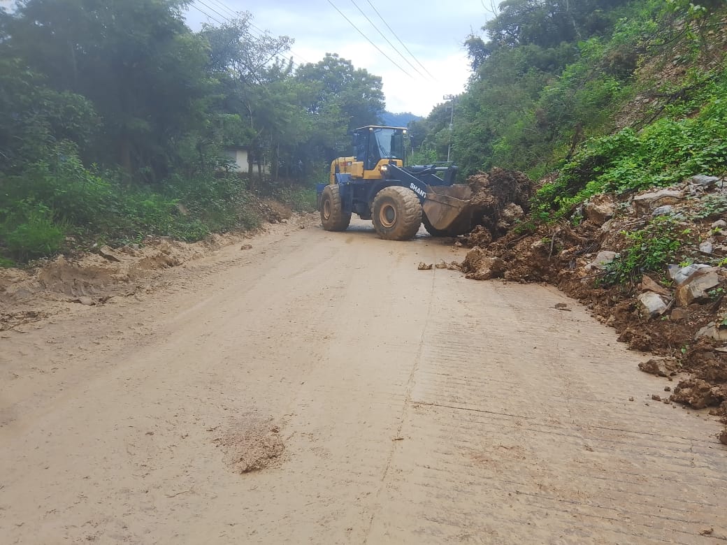 Hidalgo; rehabilitan accesos y retiran deslaves por lluvias en varias regiones